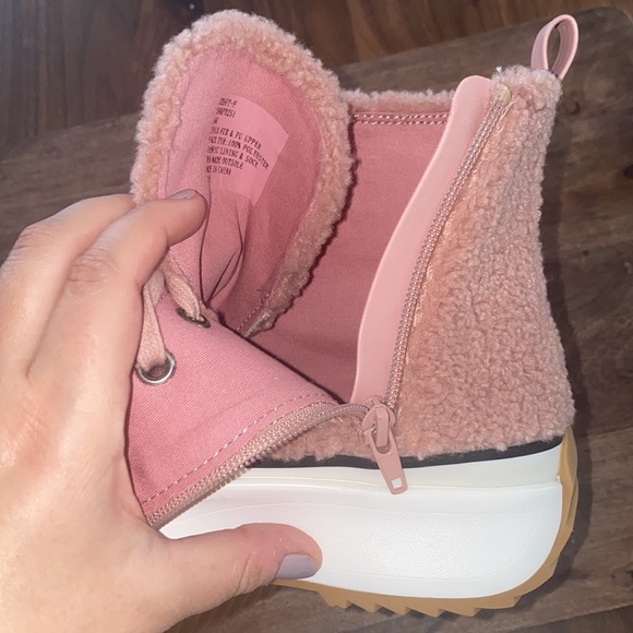 New without box faux shearling platform sneaker 9 - Picture 7 of 9